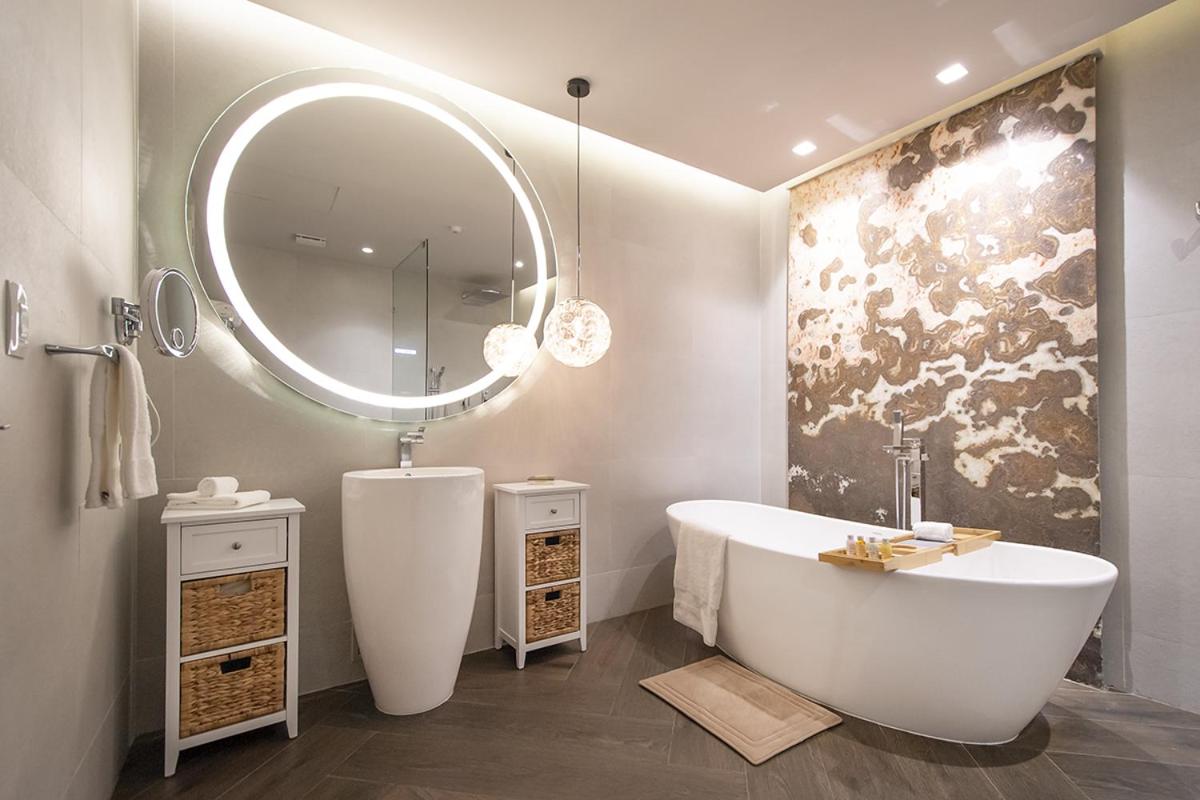 Twin Room with Bath - Photo 3