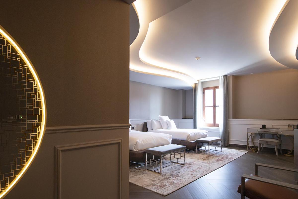 Twin Room with Bath - Photo 1