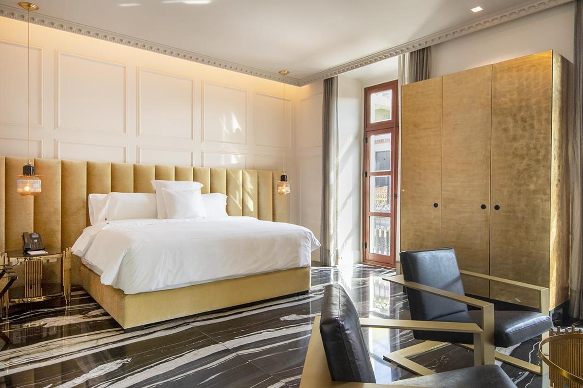 King Room with Balcony - Photo 5