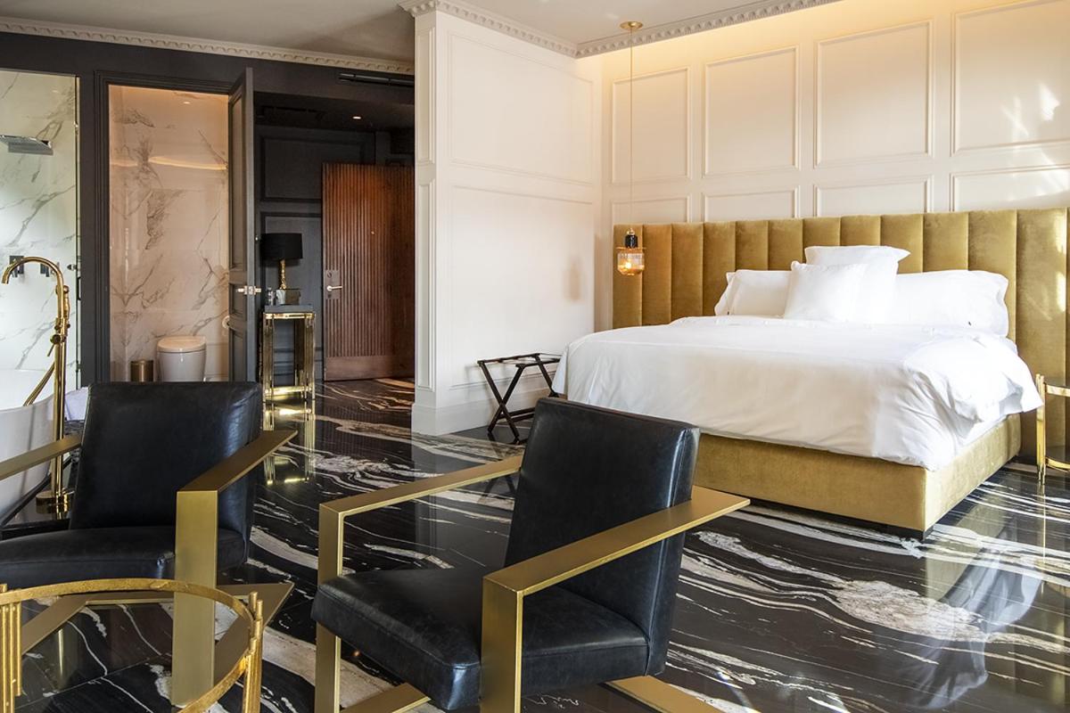 King Room with Balcony - Photo 4