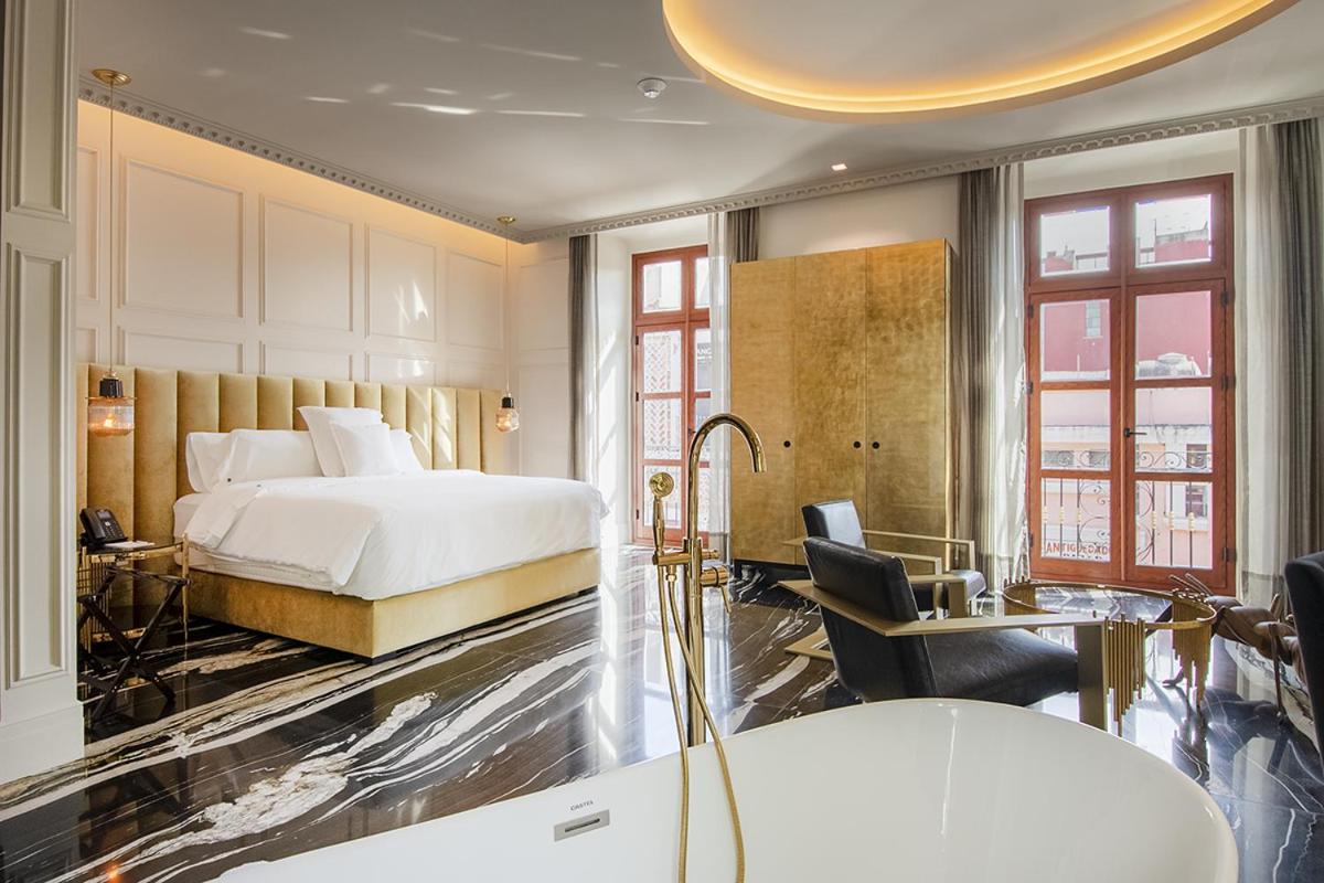 King Room with Balcony - Photo 1
