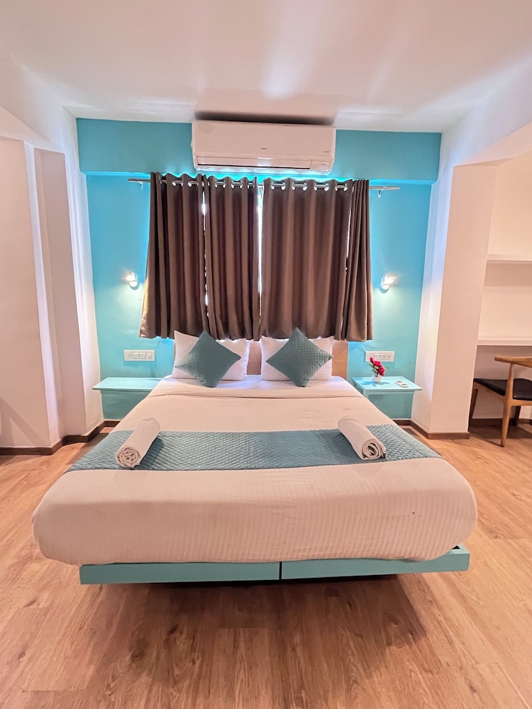 Deluxe Room, 1 Queen Bed, Smoking, City View