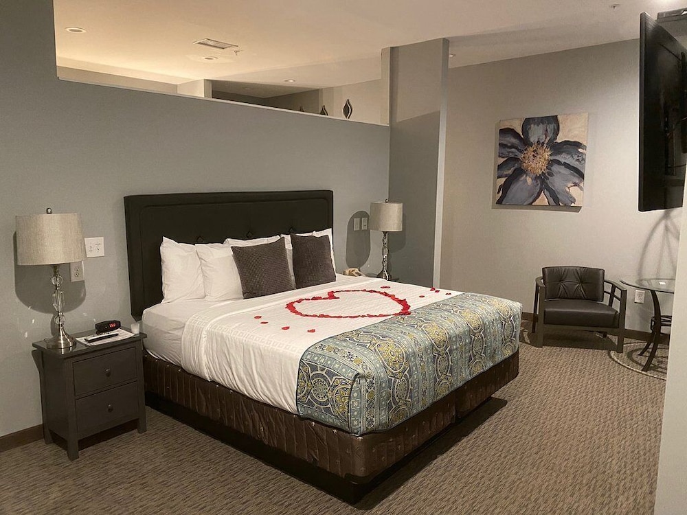 Grand Royal Swimming Pool Suite