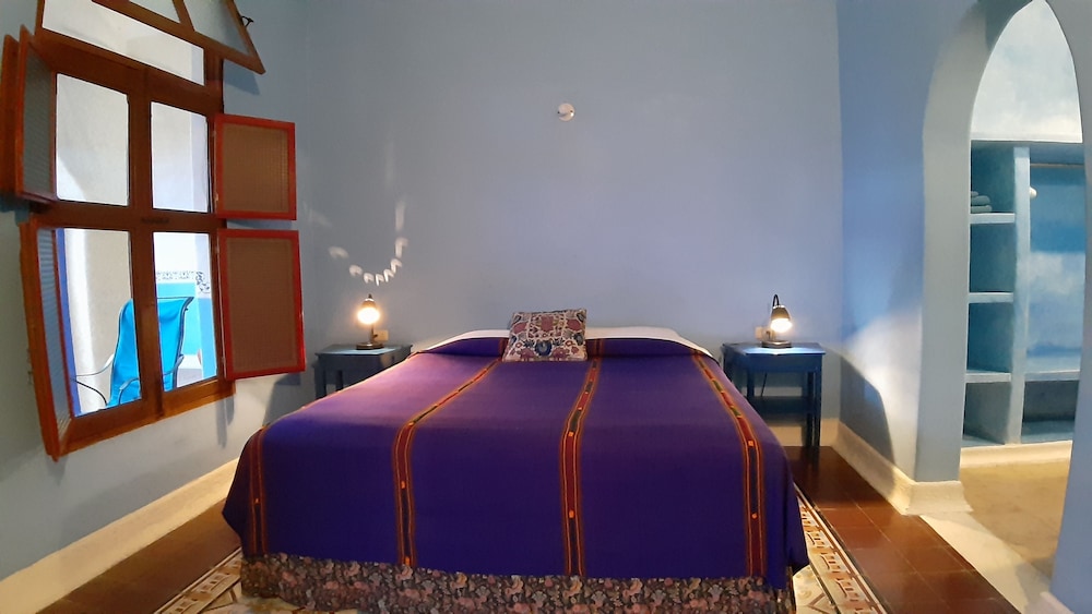 Standard Room, 1 King Bed, Garden View photo 2
