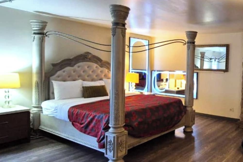 Jacuzzi Suite King Room - Photo 3