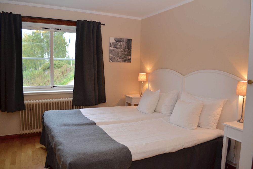 Economy Room, 2 Twin Beds, Non Smoking - Photo 2
