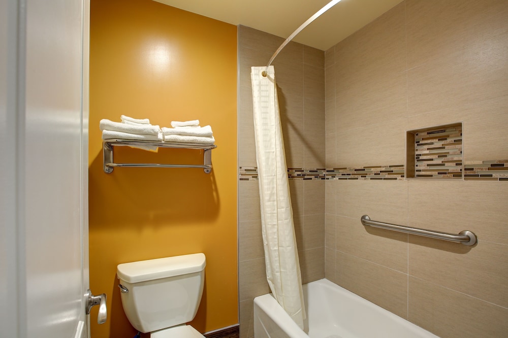 Deluxe Room, 1 King Bed, Non-Smoking - Photo 3