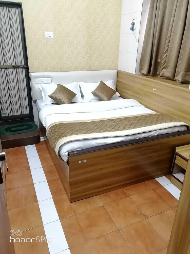Deluxe Triple Non AC Room