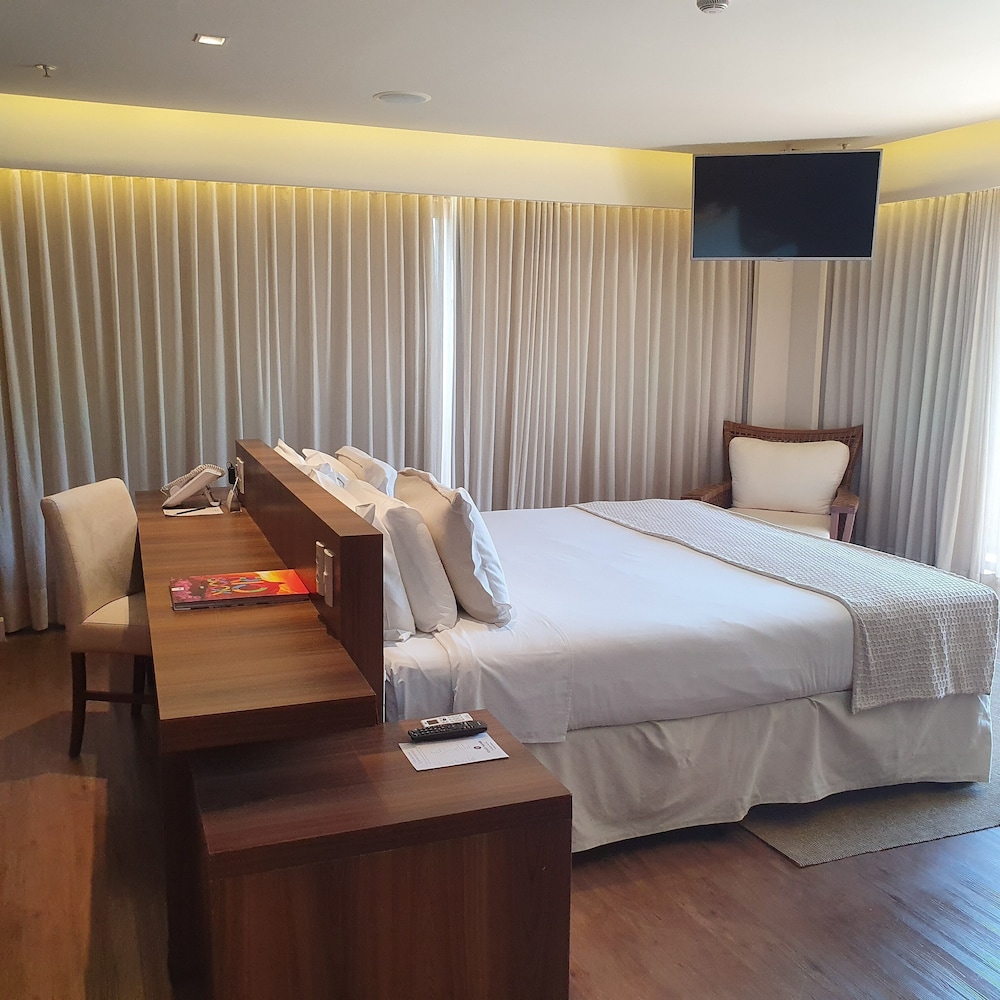 Master King Bed thumbnail 6