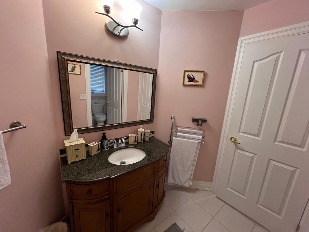 Family Room, 2 Queen Beds, Private Bathroom photo 3
