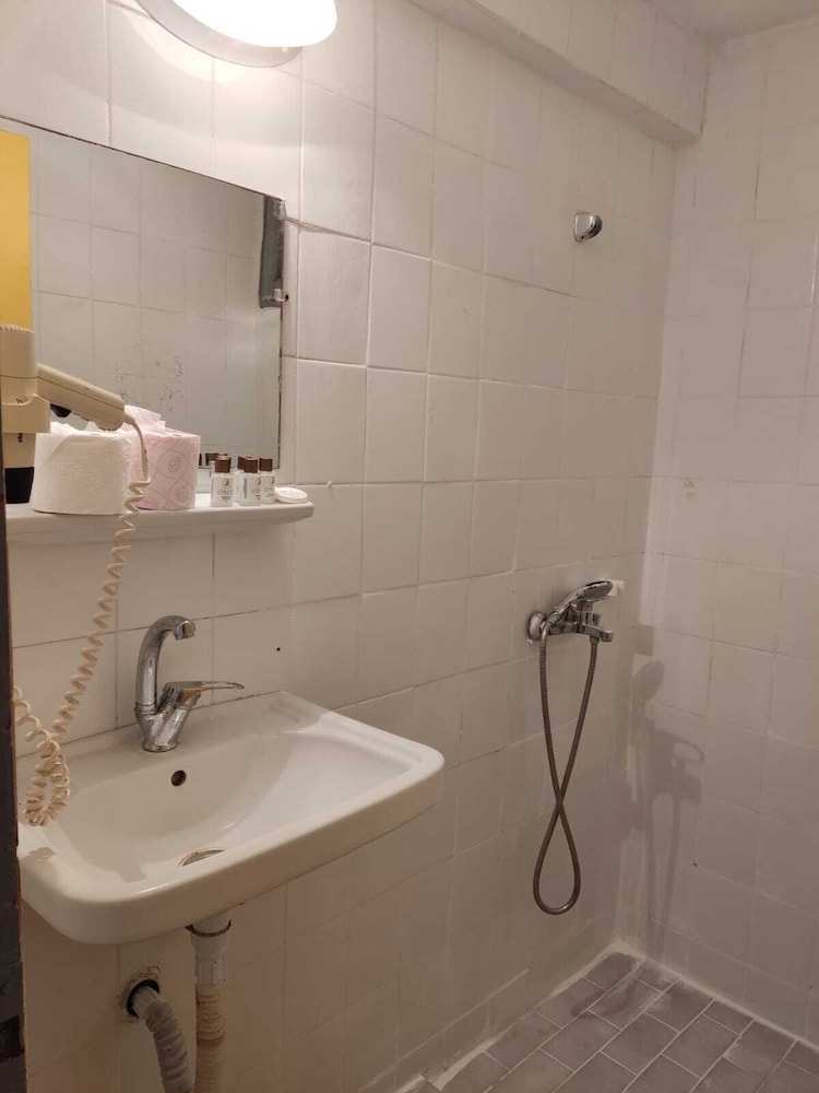 Basic Twin Room photo 2