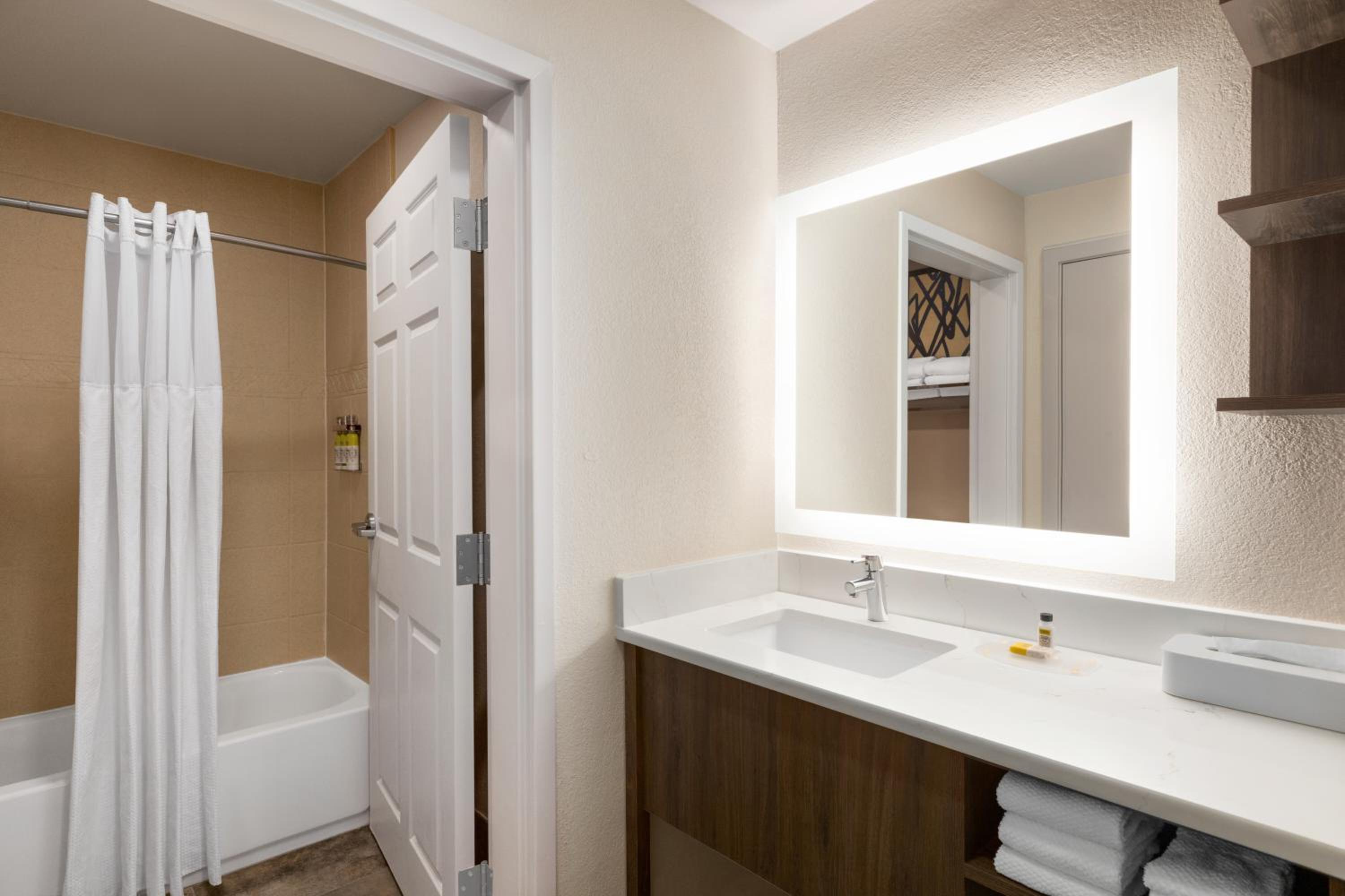 Queen Suite with Two Queen Beds - Photo 29