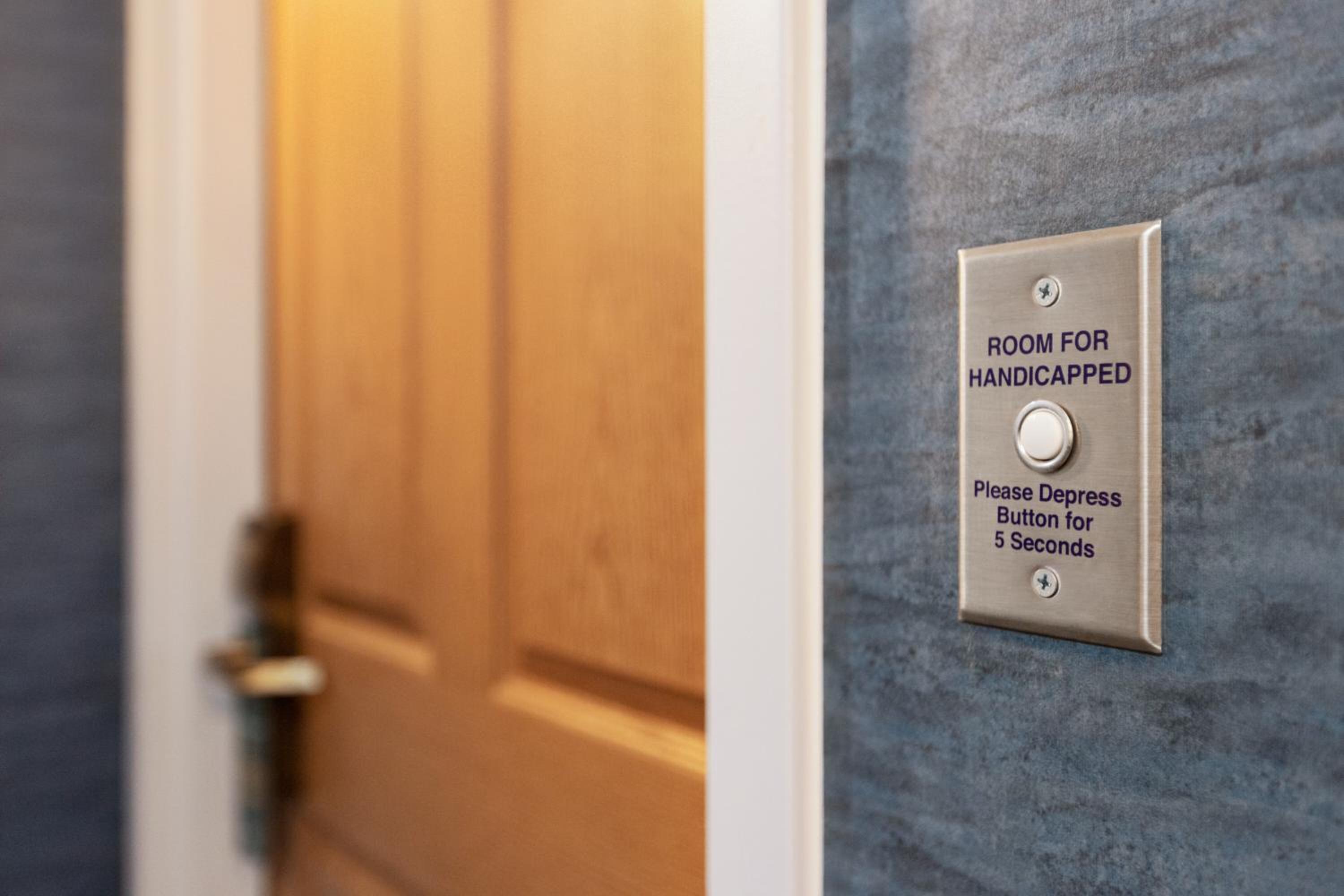 Queen Studio with Roll-In Shower - Non-Smoking - Photo 9