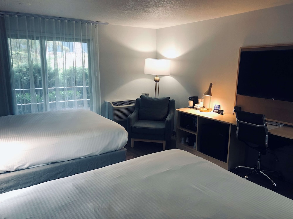 Standard Room, 2 Queen Beds, Balcony, Courtyard View - Photo 2