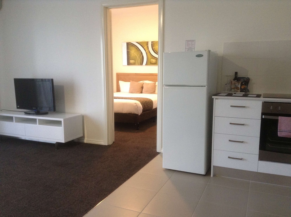 Standard Apartment, 1 Queen Bed, Non Smoking, Balcony (Living Room) - Photo 3
