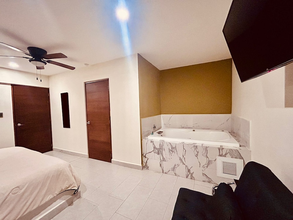 Deluxe Room - Photo 2