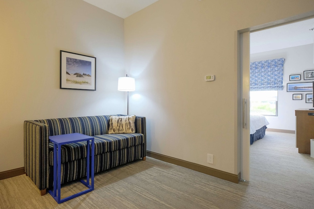 Suite, 1 King Bed, Accessible (Mobility & Hearing, Shower) photo 3
