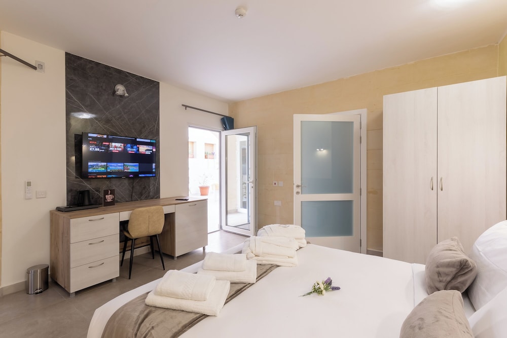 Family Studio, Sea View (Ta'Battista B&B & Pool - Ta'Pinu) photo 2