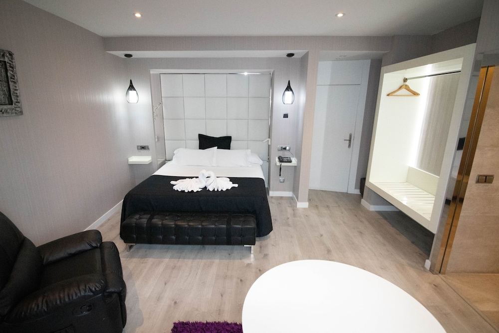 Suite - Photo 1