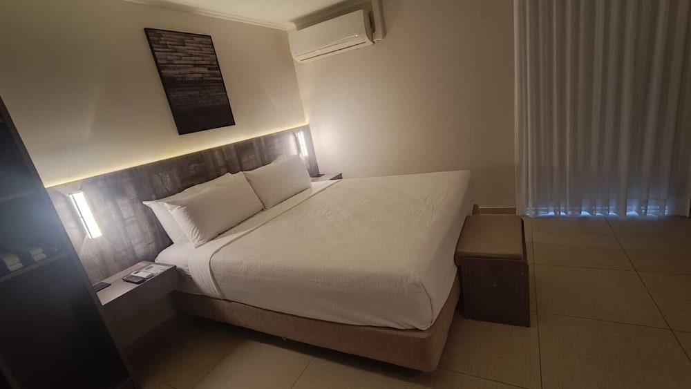 Standard Room, 1 King Bed, Accessible, Pool View