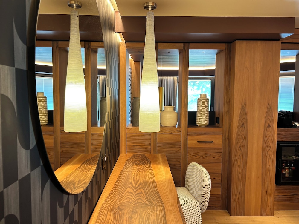 Junior Suite, Hot Tub, Partial Lake View - Photo 8