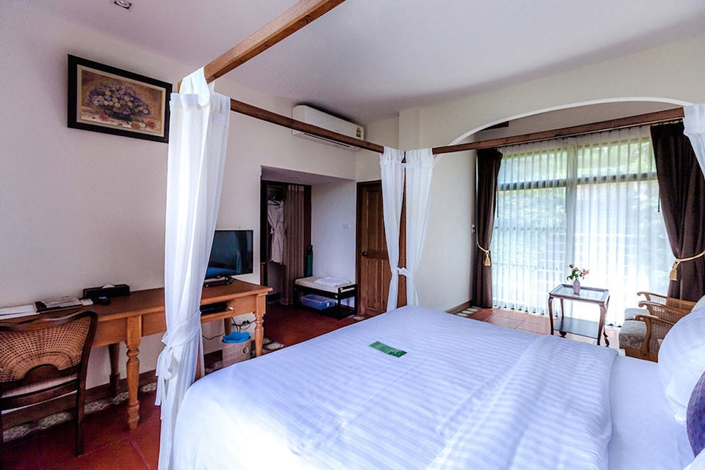 Deluxe balcony with bathtub