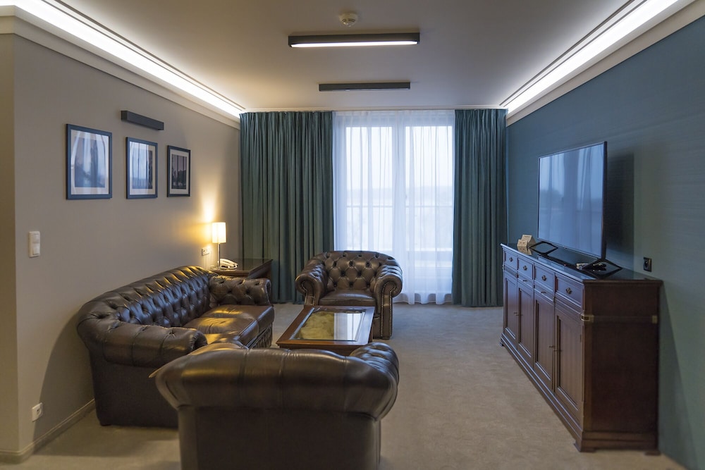 Grand Studio Suite, 1 Bedroom, Partial Lake View