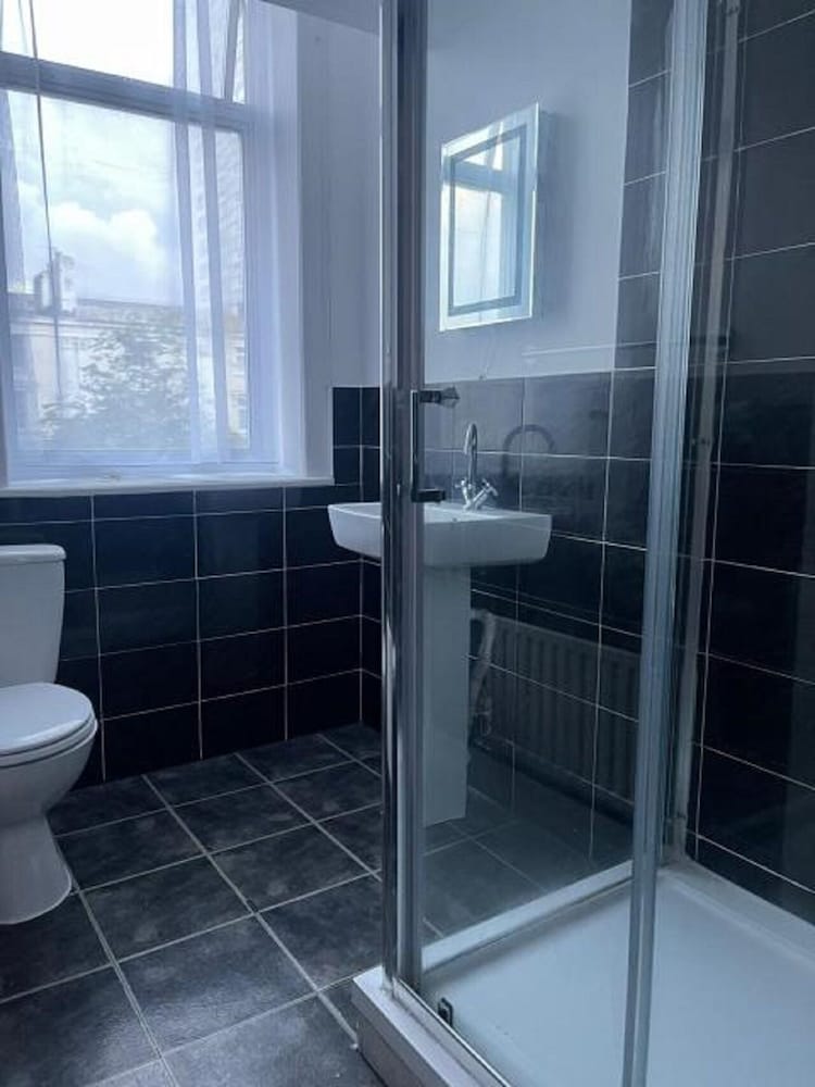 Standard Double Room, Ensuite - Photo 9