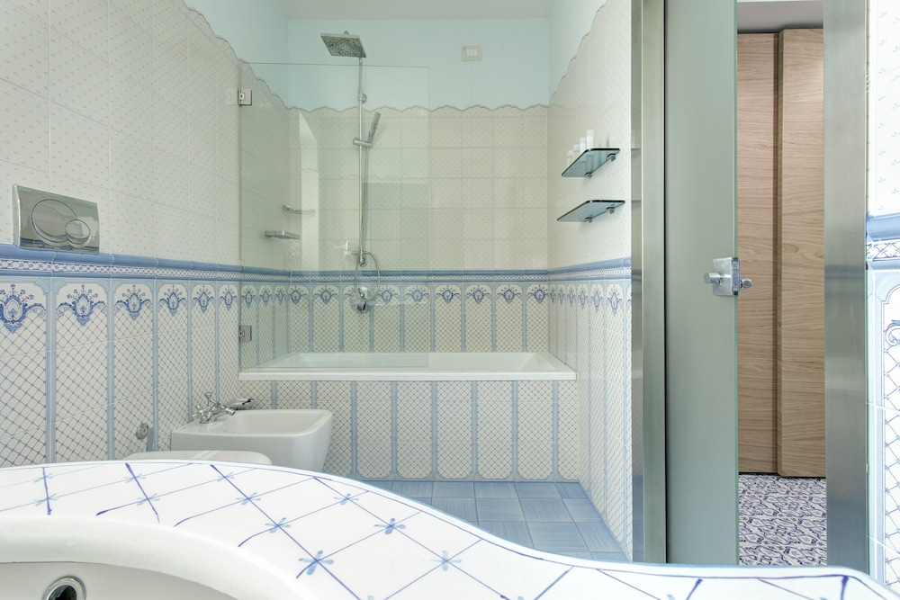 Superior Double Room, Partial Sea View - Photo 8
