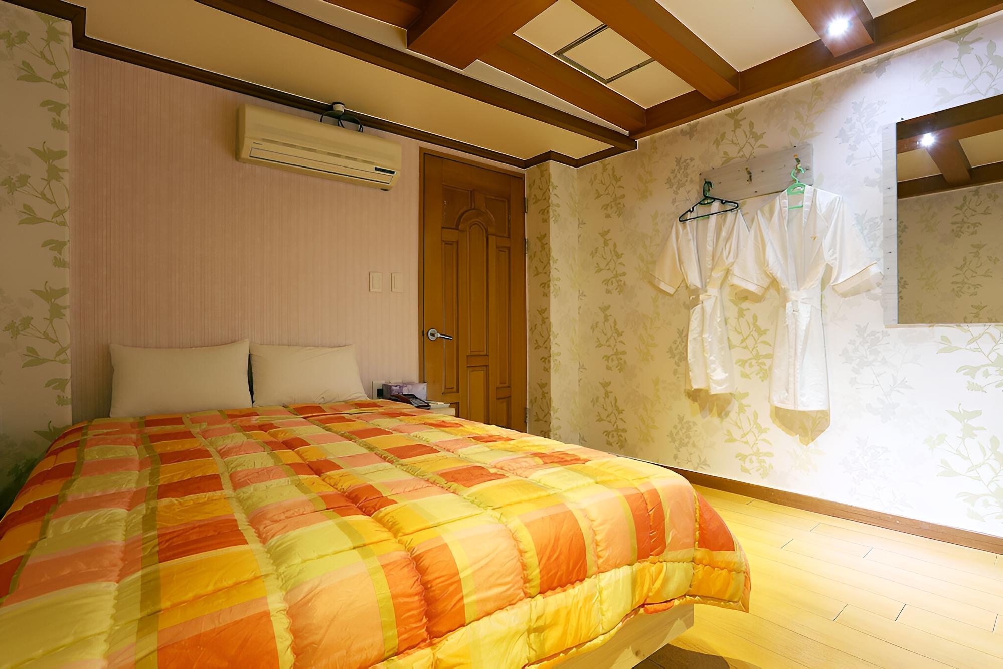 Room (Standard (double room)) - Photo 19