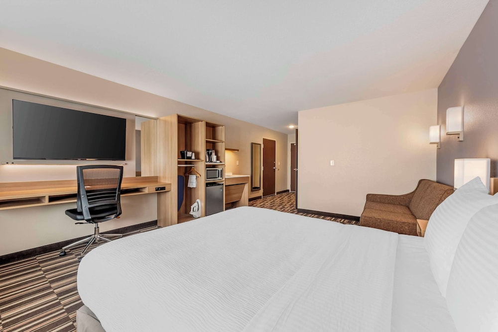 Suite, 1 Queen Bed, Non Smoking (with Single Sofabed) photo 3