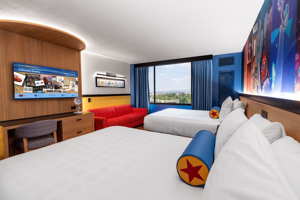 Premium View - Club Level - Two Queen Beds and Day Bed - Photo 5