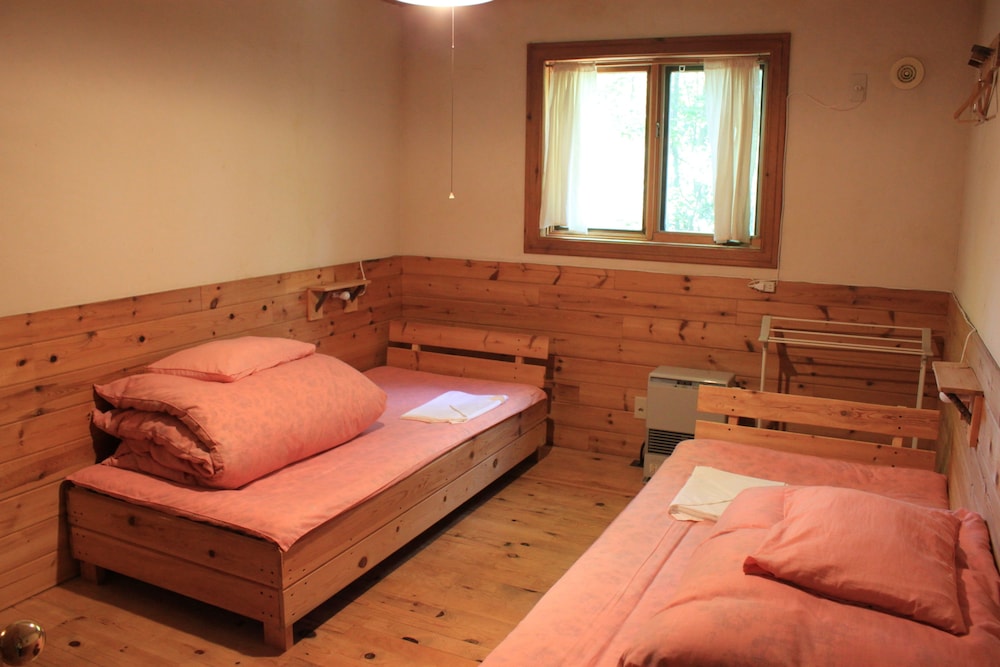 Standard Twin Room, 2 Twin Beds, Non Smoking, Shared Bathroom photo 2