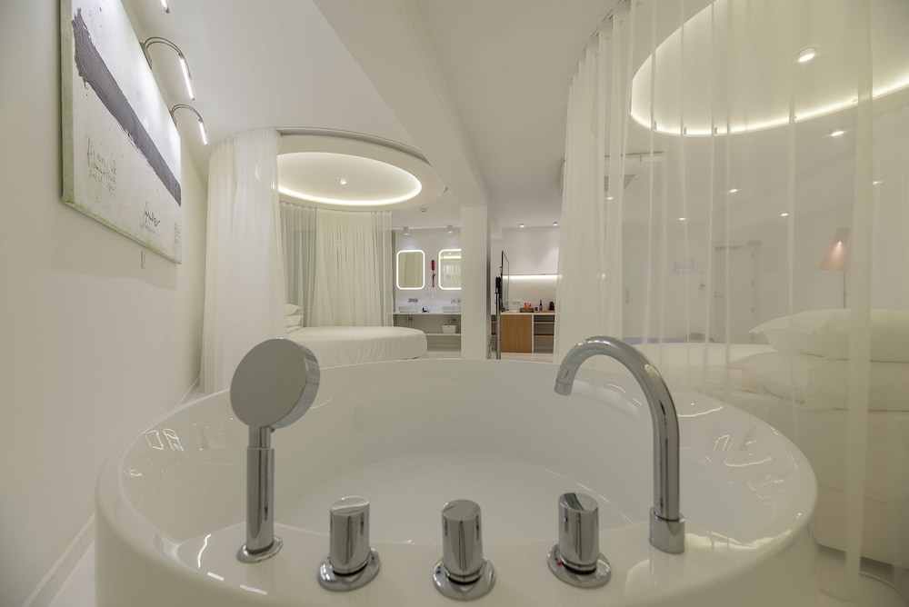 Suite (D'One)