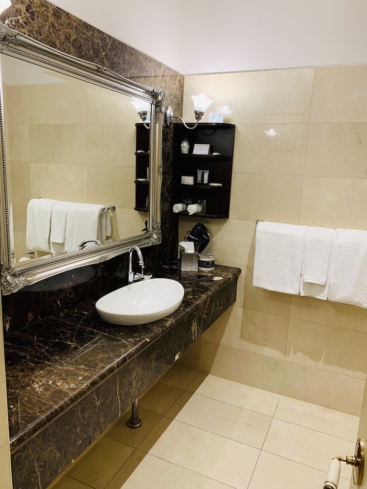 Deluxe Room - Photo 19