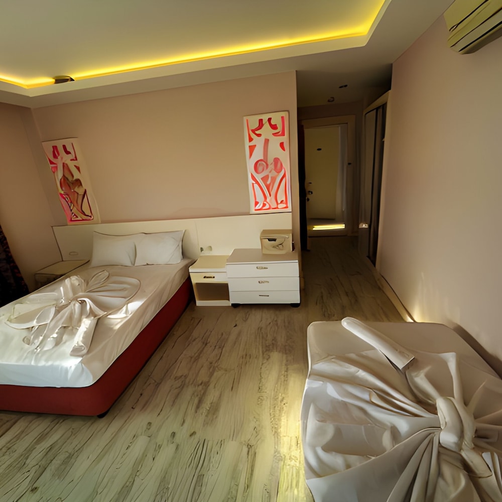 Deluxe Room with Partially Sea View photo 1