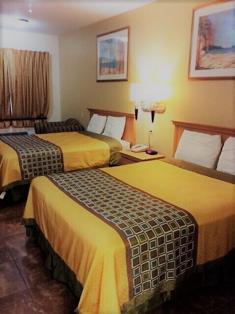 Deluxe Room, 2 Queen Beds, Smoking - Photo 22