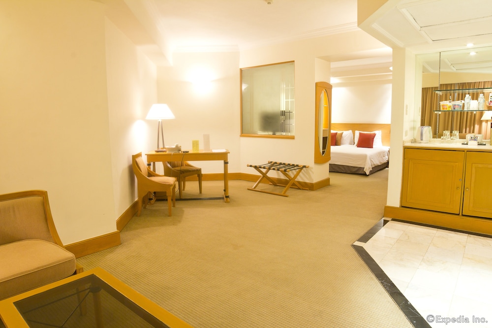 Executive Suite King Bed, Club Access - Photo 1