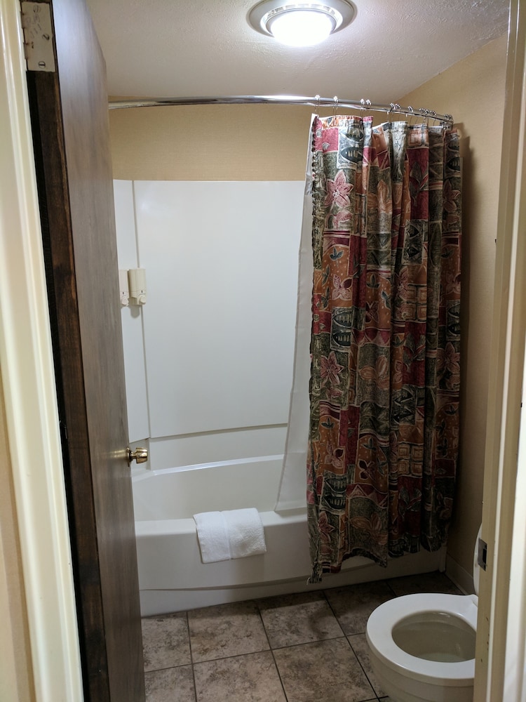 Deluxe Double Room, 2 Queen Beds, Refrigerator & Microwave - Photo 5