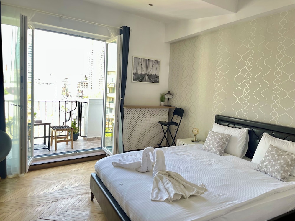 Luxury Apartment, Balcony