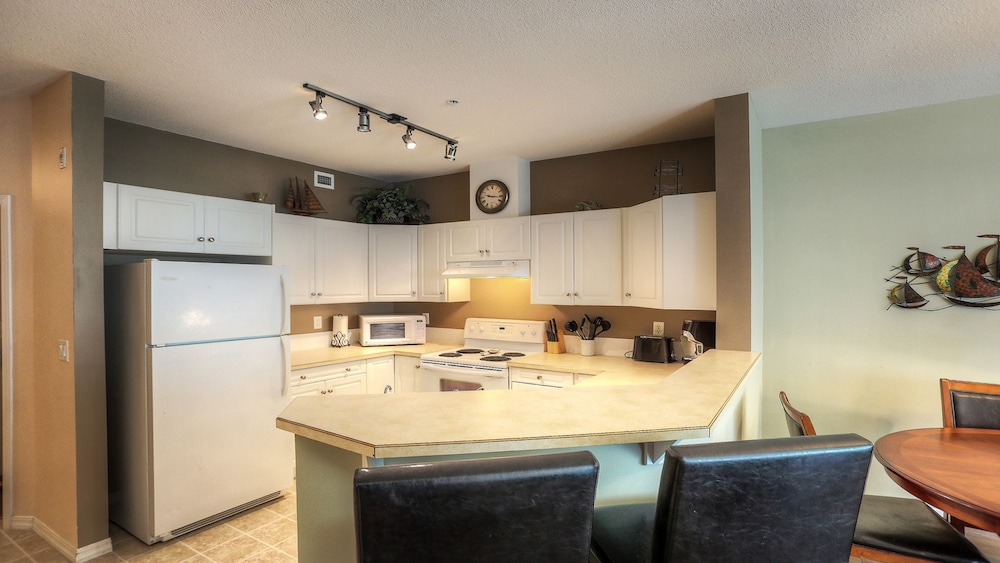 Classic Condo, 2 Bedrooms, Kitchen photo 3