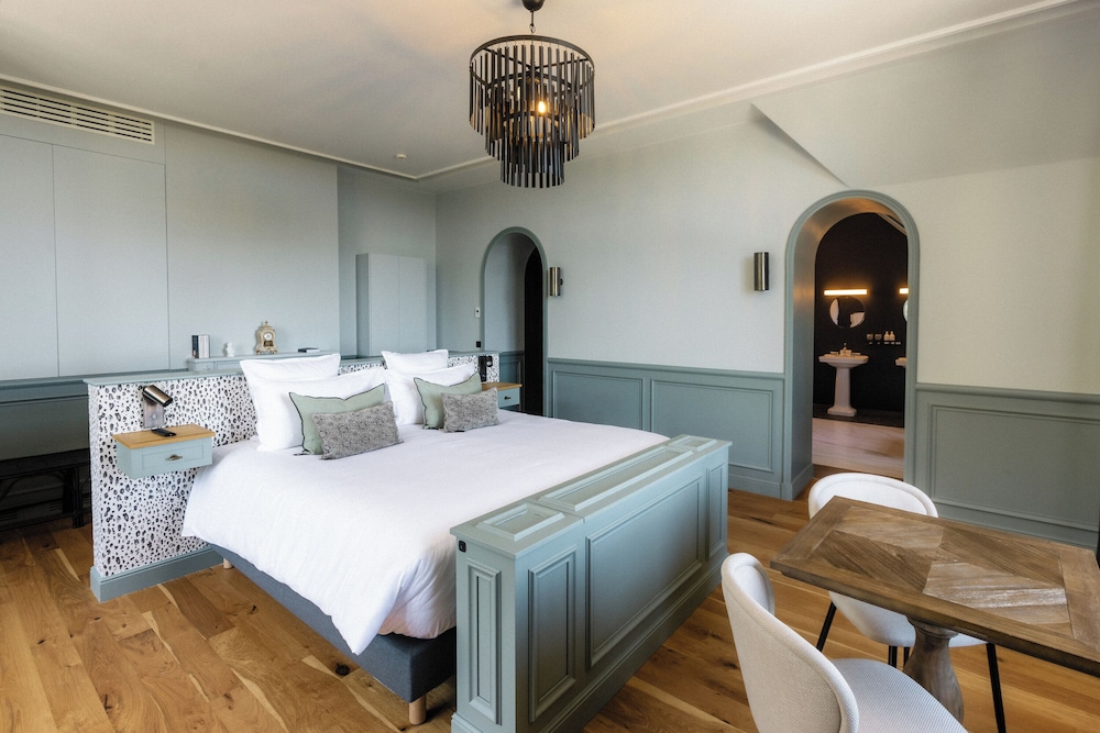 Suite, 1 King Bed, Sea View photo 2