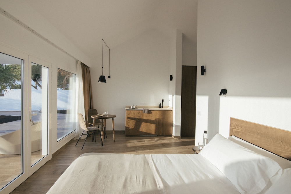 Deluxe Studio Suite (01)