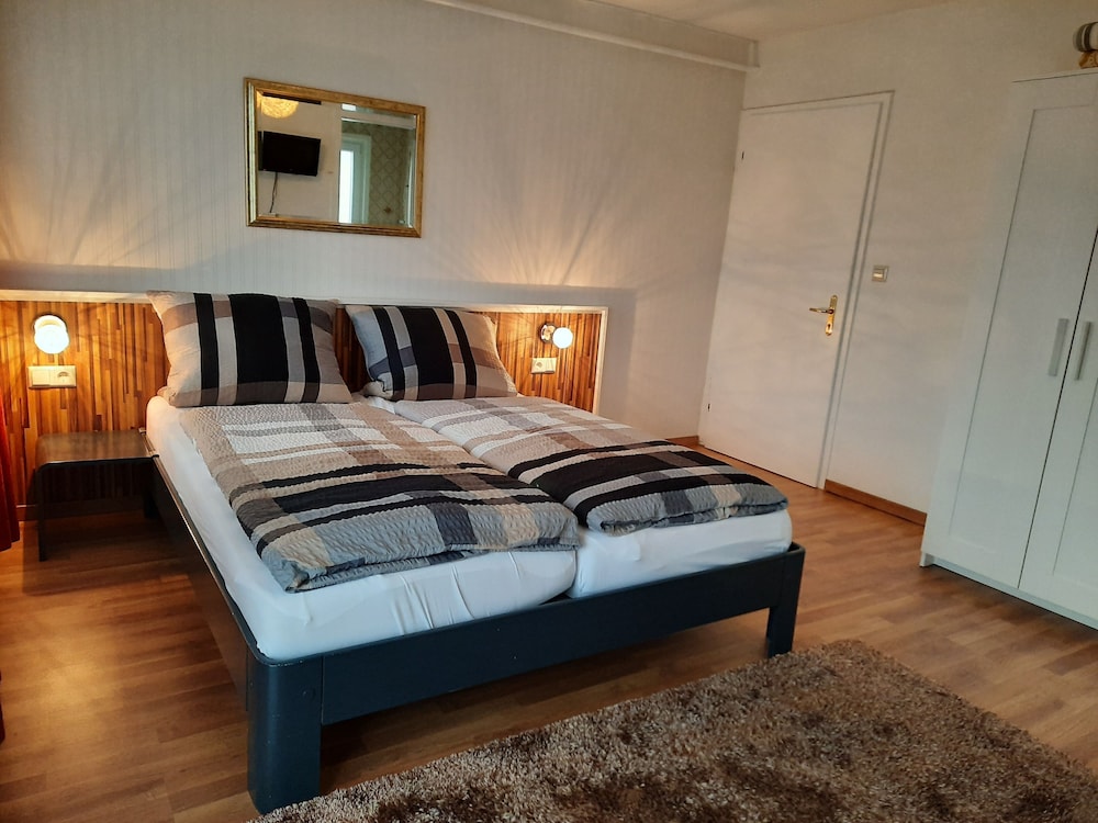 Economy Double Room, Balcony, Garden View