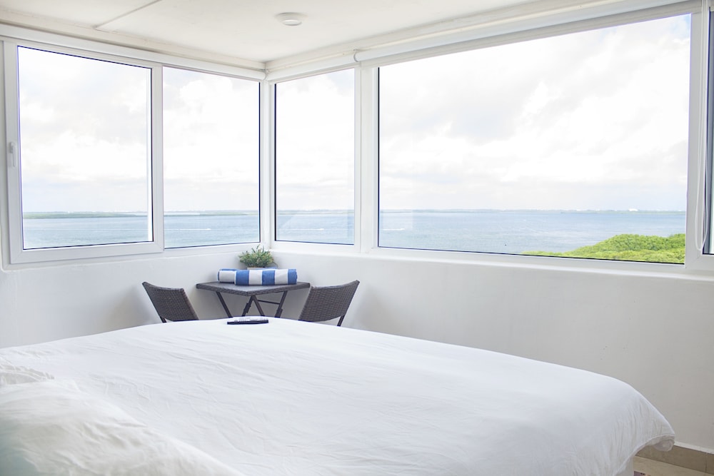 3911: Panoramic Suite, 1 King Bed, Lagoon View, Beachside