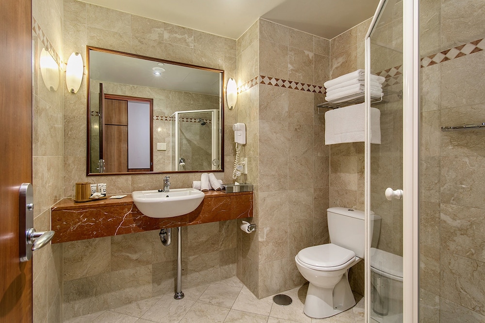 Deluxe Twin Queen Room photo 2