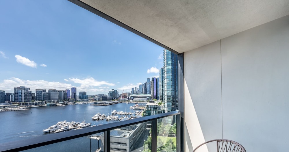 2 Bedroom 2 Bathroom Apartment with Stadium & Harbour Views - Photo 8