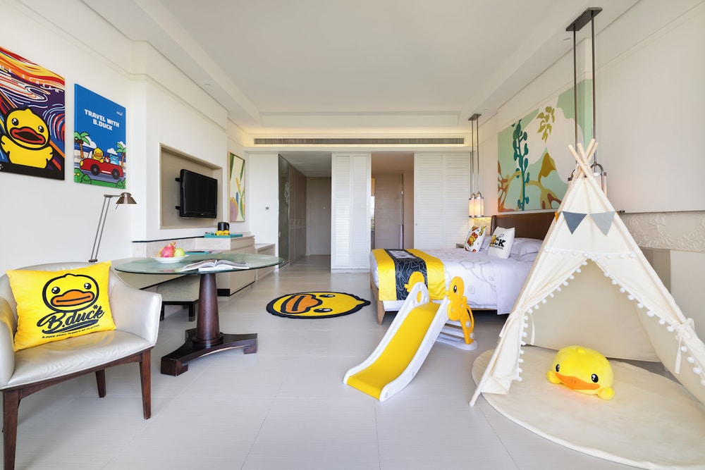 Family Room, 1 King Bed, Balcony, Garden View - Photo 5