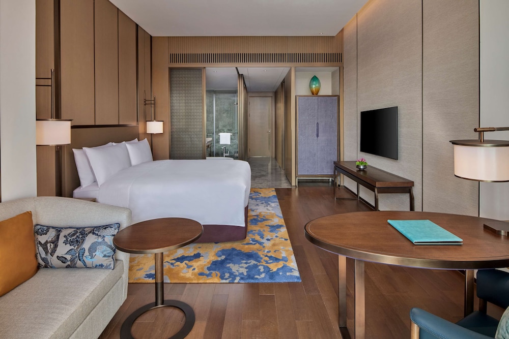 Executive Suite, 1 King Bed (Plunge Pool) thumbnail 5
