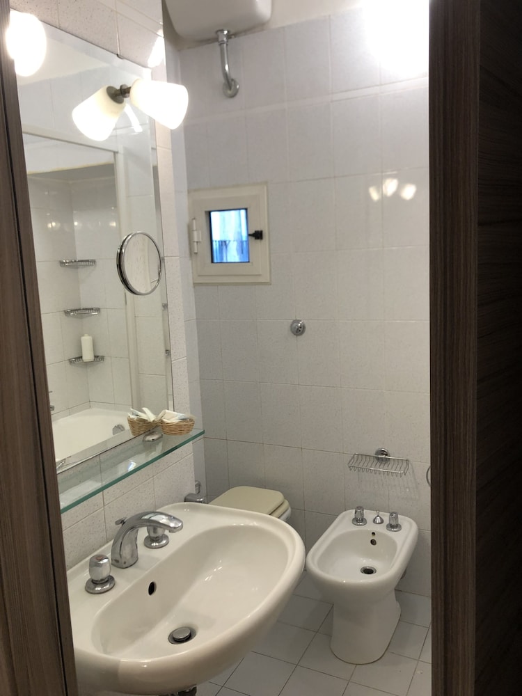 Quadruple Room - Photo 18
